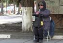 (ВИДЕО) Поет на улице, чтобы собрать деньги на операцию